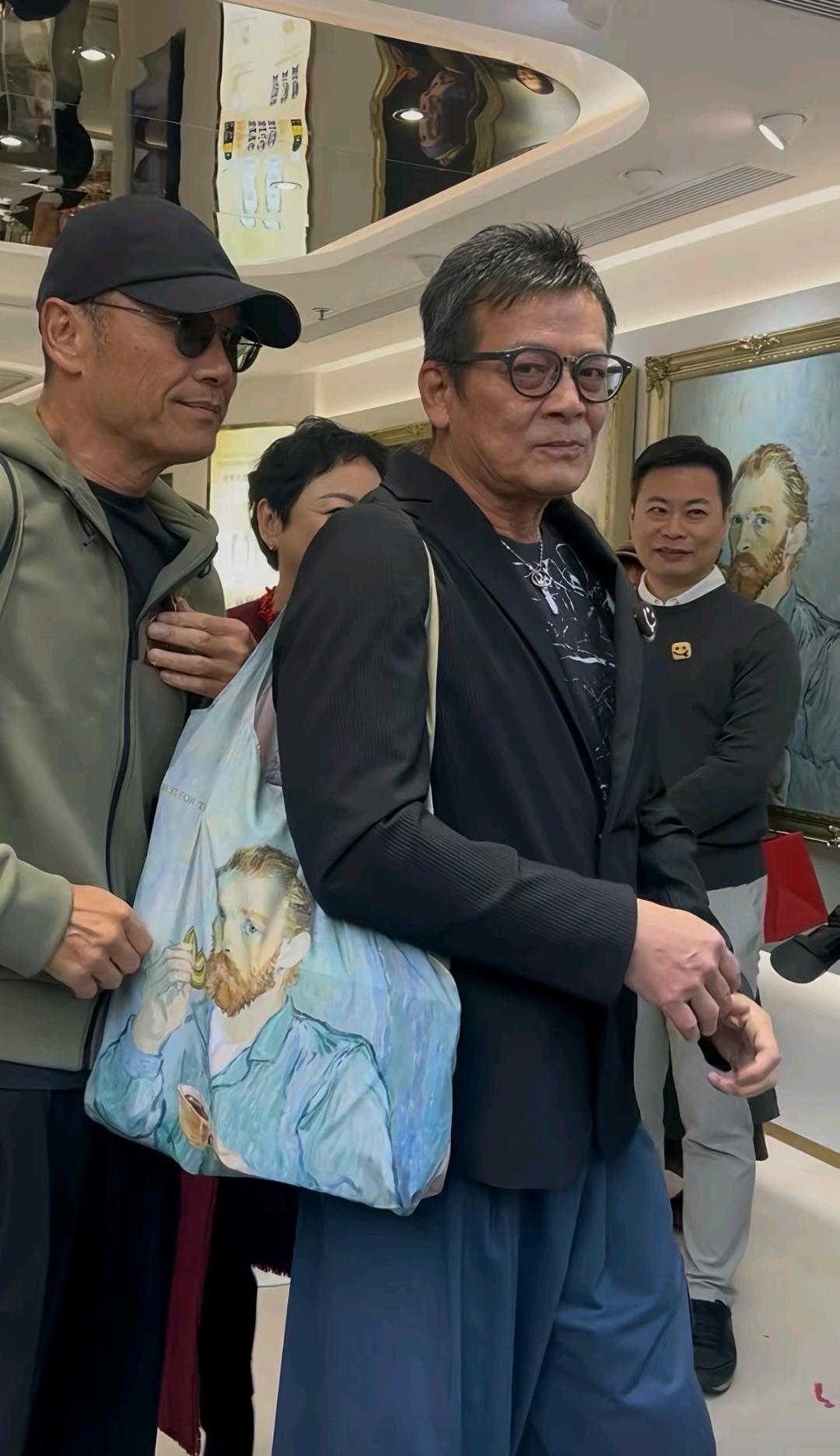 最近，64岁的黄日华因宠粉再次被大家喜爱，可谁能想到，这位曾饰演郭靖和乔峰的大侠