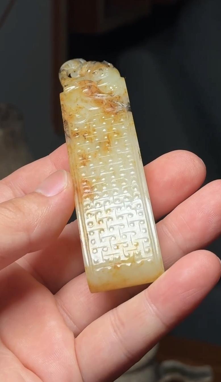 战汉和田玉兽面蒲纹剑璏：千年生美，原品原味

专业赏析：
✅玉质：战国和田高古玉