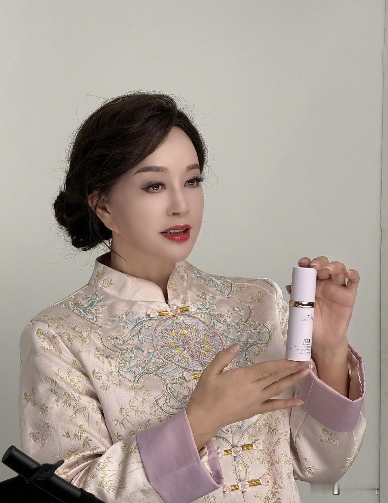 美颜就是这么强大，庆奶瞬间年轻二三十岁啊。庆奶底子还是好的，上镜挺美的。