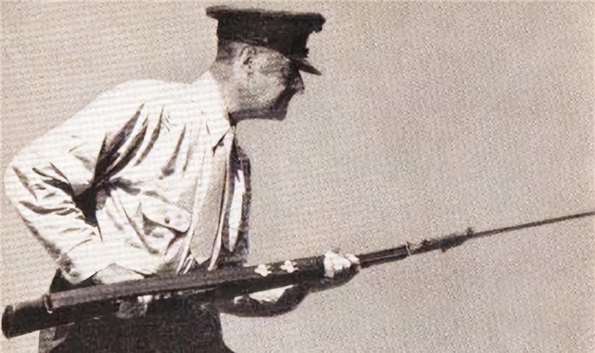 一个美国老兵因病去世，其子女在其父亲的日记中写道：要想打败中国军队，除非上帝戴上