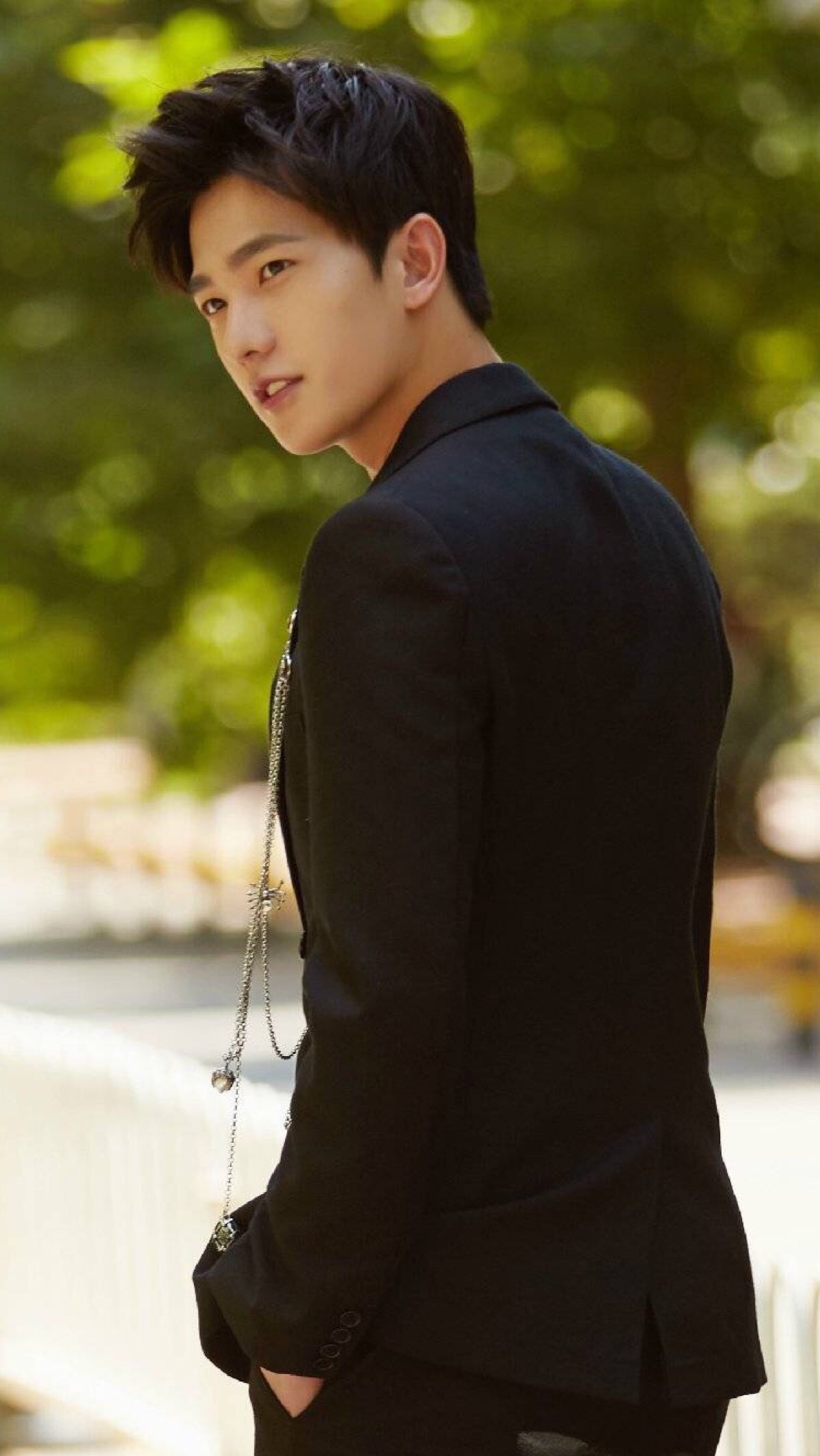 曝杨洋和顶流95花谈过恋爱 瓜友炸锅！曝杨洋曾和顶流95花秘恋，同框细节被扒超甜