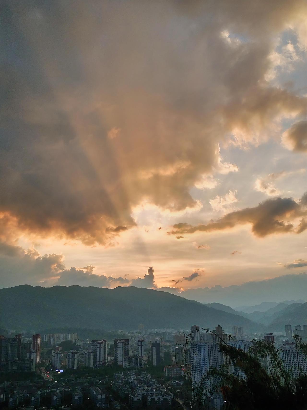 城市黄昏，灯火初上，静谧如画。