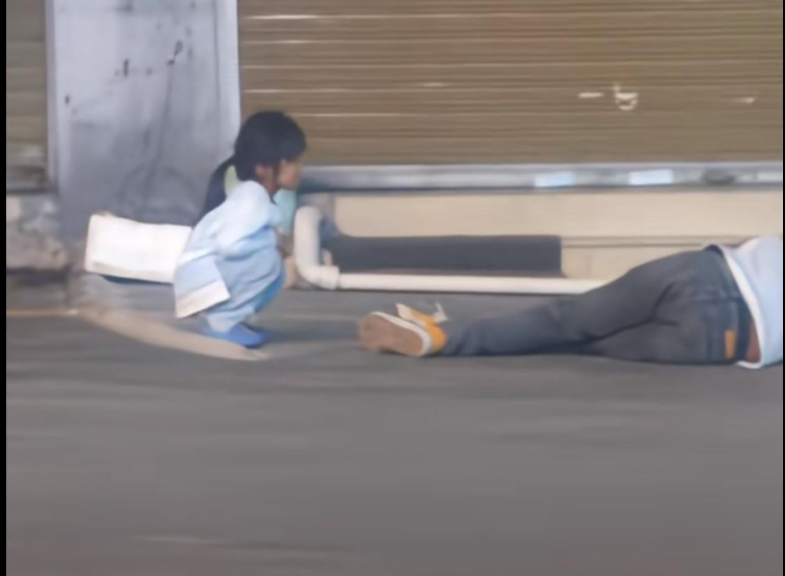 让老婆去打工，自己在家的男人能是什么好男人呢？
男人让老婆出门打工，自己在家看孩