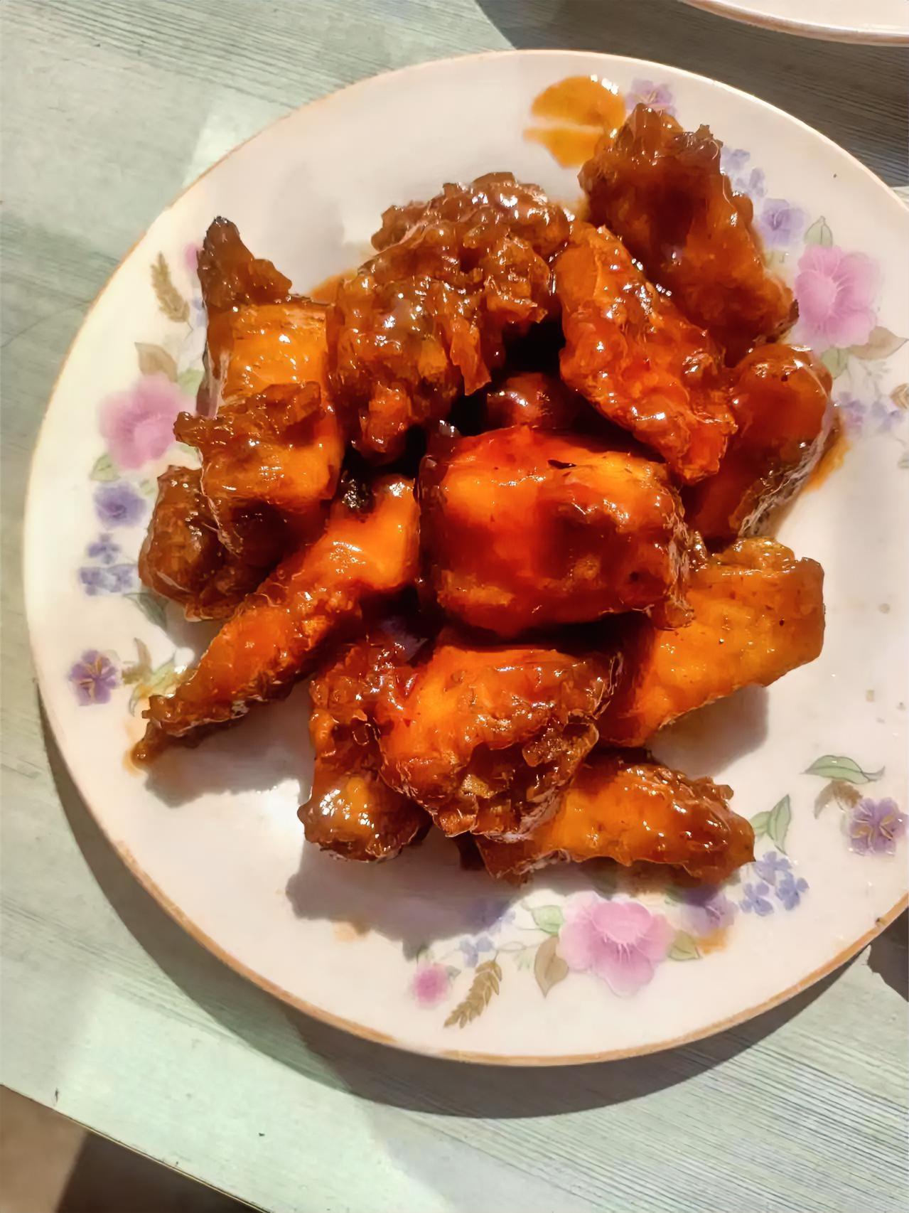 这盘糖醋里脊，是童年最深刻的味觉记忆。金黄的肉块裹着琥珀色的糖汁，酸甜交织的香气