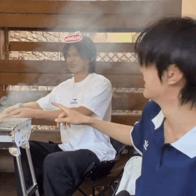 今天这场直播，感觉俩人本来想淡定从容的吃个烧烤做个吃播，没想到急头白脸手忙脚乱的