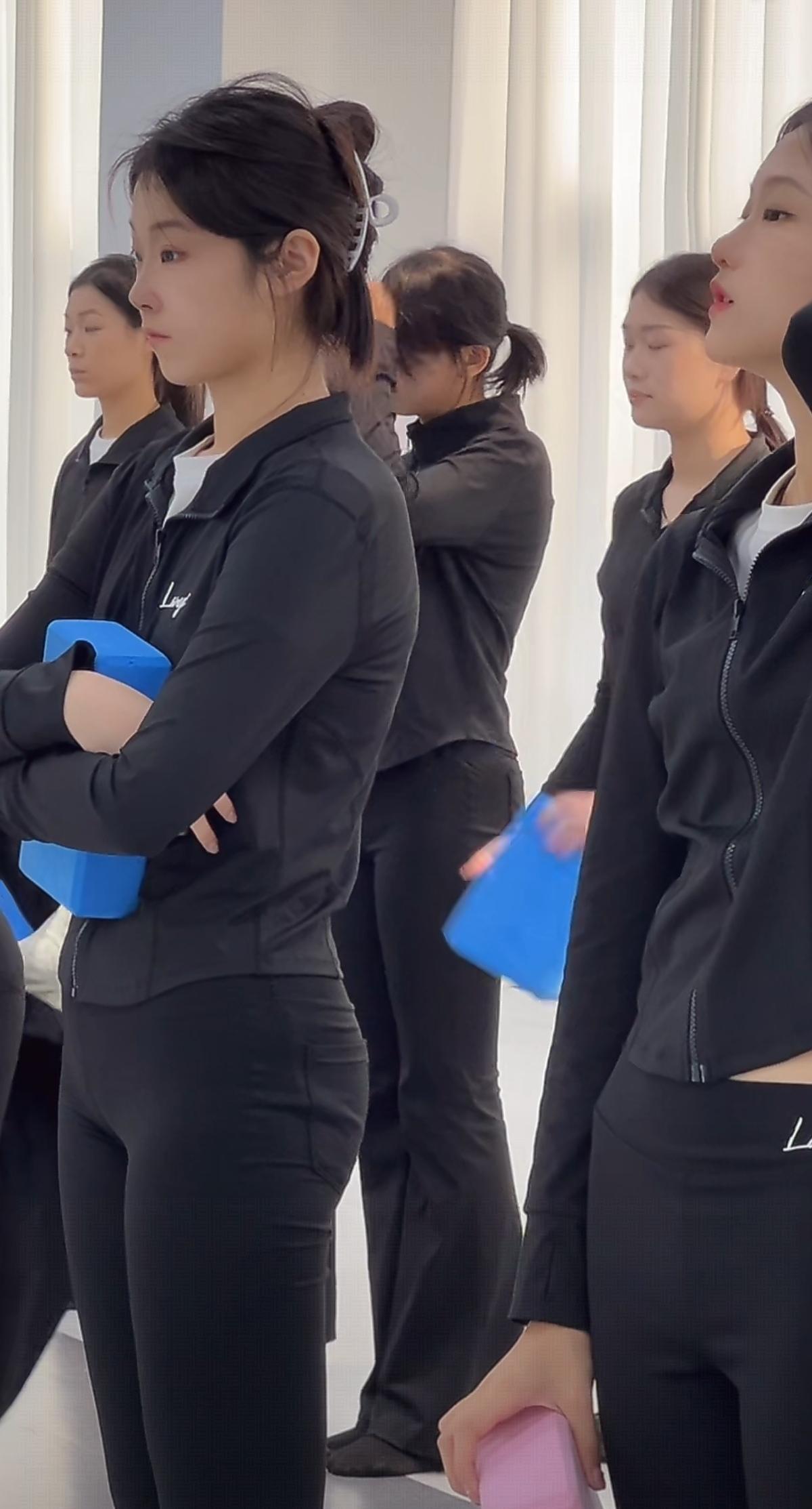 山东空乘模特艺考的女孩子们，
每个至少175以上吧！
她们为啥头上要顶一块砖呢？