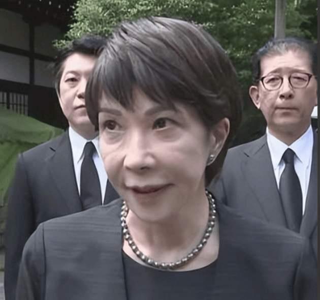 能收拾高市早苗的人终于出手了！原来高市不怕中国施压，不怕在野党发难，连支持率暴跌