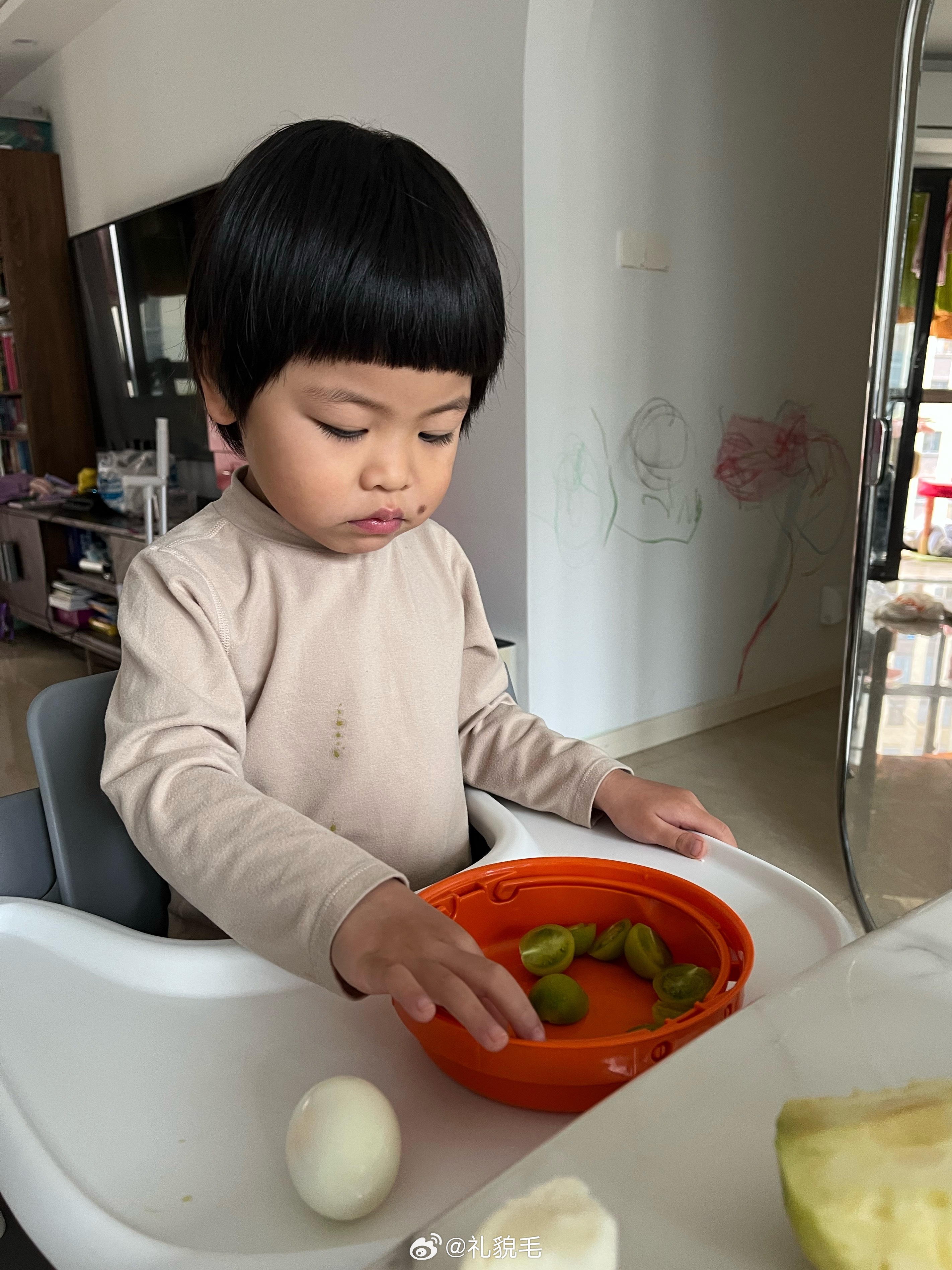 球宝早餐：白馒头，水煮蛋，小番茄我要这么吃月底95斤岂不是轻轻松松带娃随手拍
