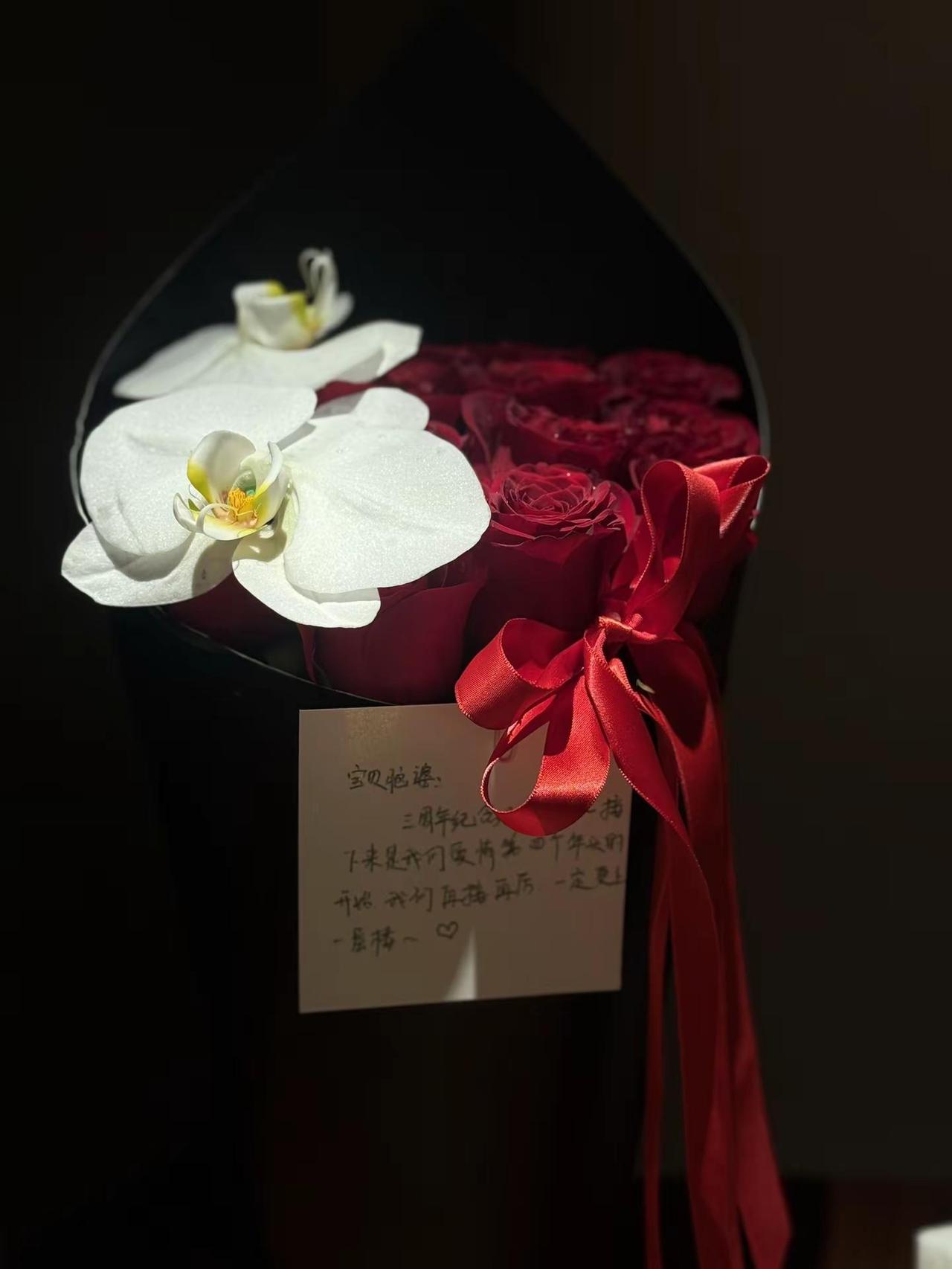 按照以往收到花花、小蛋糕还吃了漂亮饭 我应该非常开心，但今天我却感到幸福的同时又