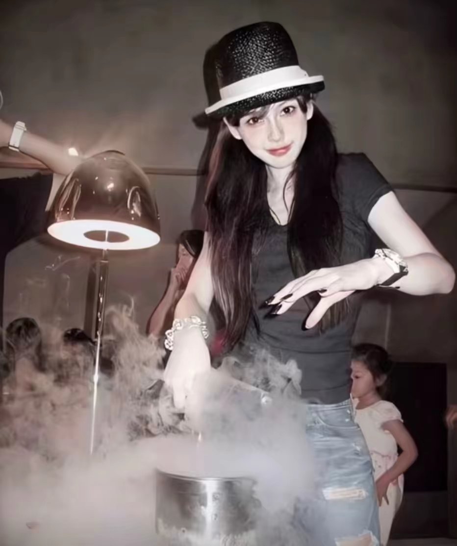 angelababy angelababy 人群自动退成布景，像被风吹散的铅笔画