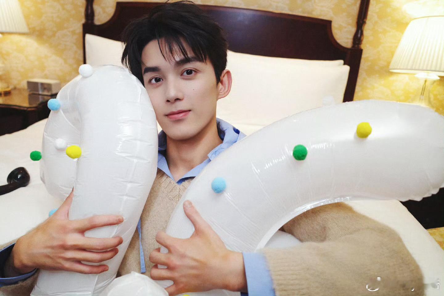 吴磊26岁生日照片墙吴磊26岁生日帽 你好❗ 我给大家介绍一下：介是26岁的吴磊