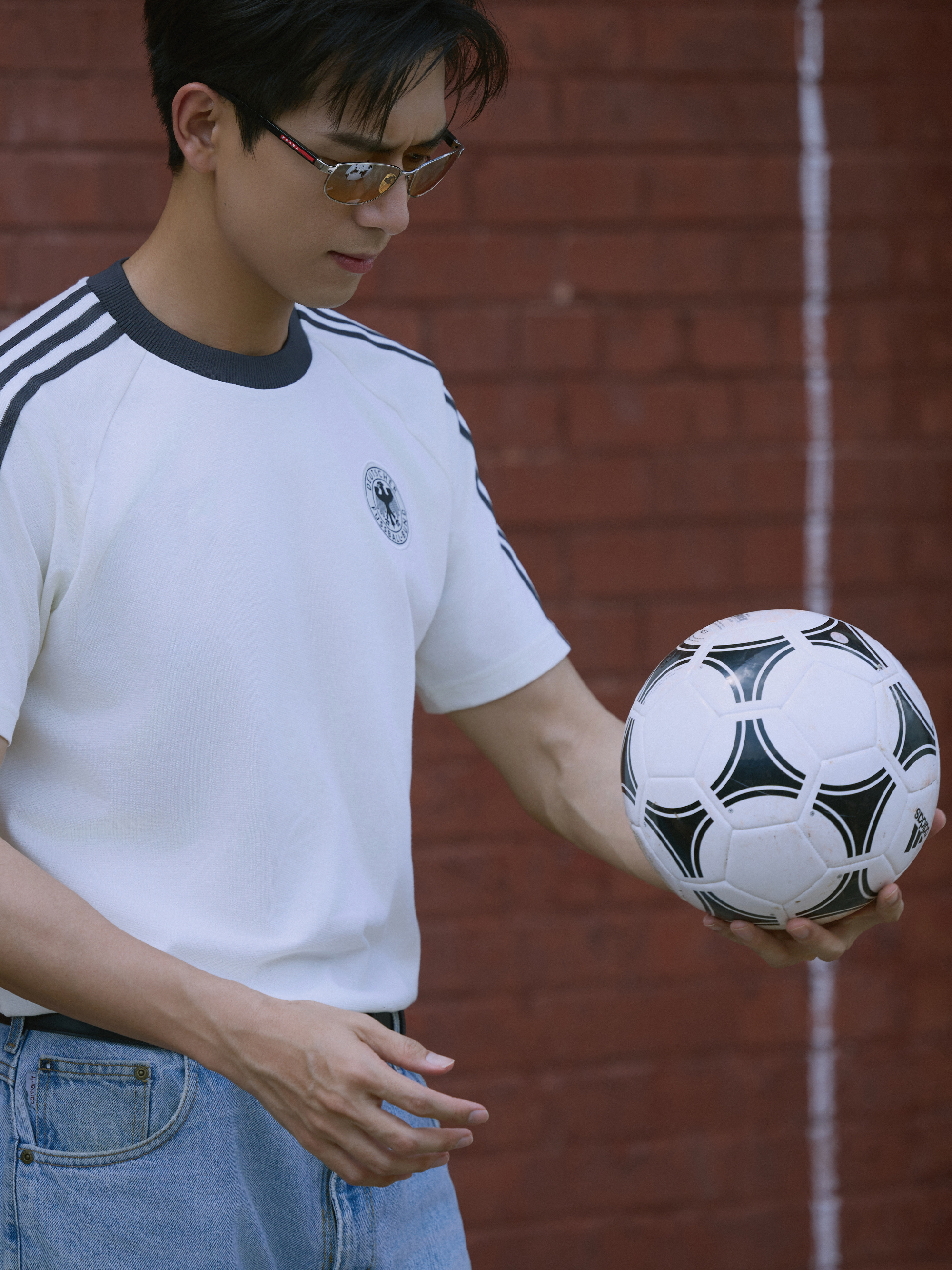 李现lx李现 忽然觉得周围都暗了下来原来是你的美貌在发光李现李现孟弗渊