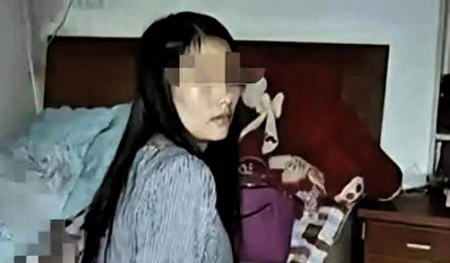 一女子去西安旅游，期间认识一陌生男子，并去酒店开房发生了关系。却被男子偷偷拍摄私