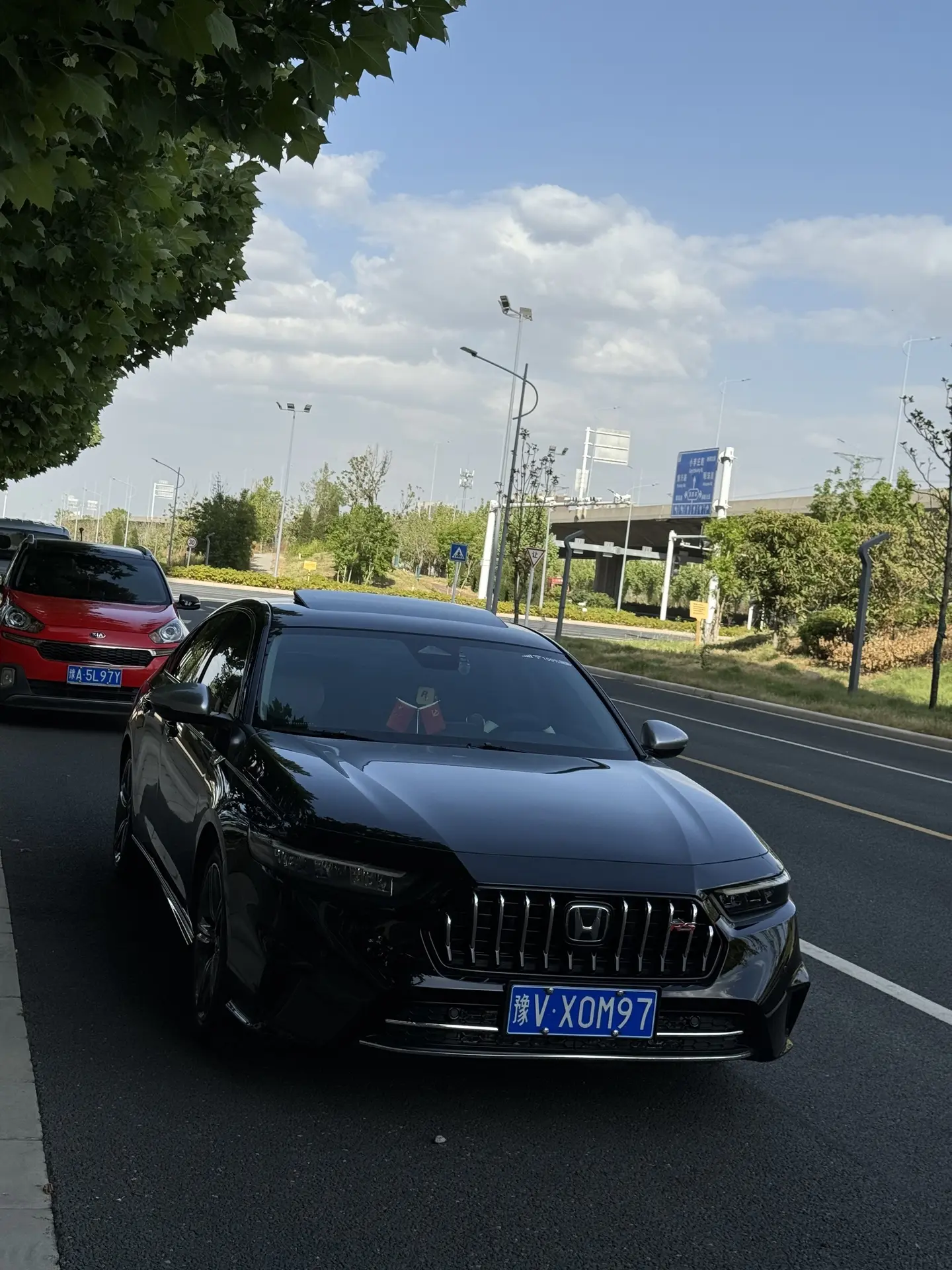 不得不说 这一代英仕派颜值这一块在同级别内没有对手 素车就非常帅了