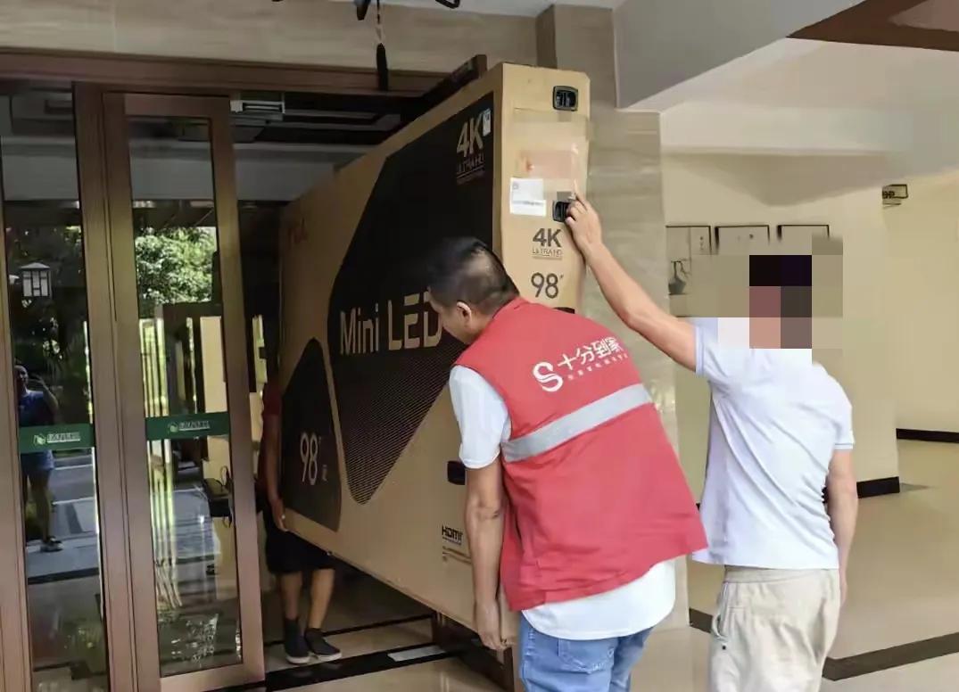 客厅里的选择难题：98吋还是100吋？
在家没啥事的时候，每家应该都是和家人窝在