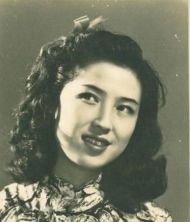 1965年，杜月笙的四姨太姚玉兰在外打牌时，顿感全身燥热，坐立难安，一时间她的心