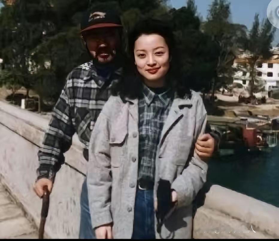 年轻时的张纪中与第二任妻子樊馨蔓的留影，樊馨蔓非常漂亮曾经他们爱得如胶似漆后来夫