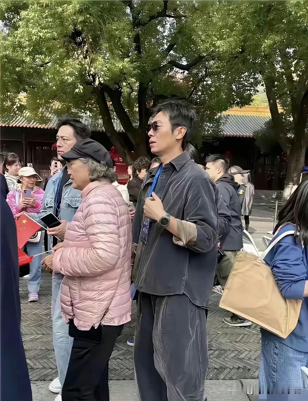 朱亚文越来越文艺范了，2006年，朱亚文在《闯关东》中饰演朱传武，凭借该角色被媒