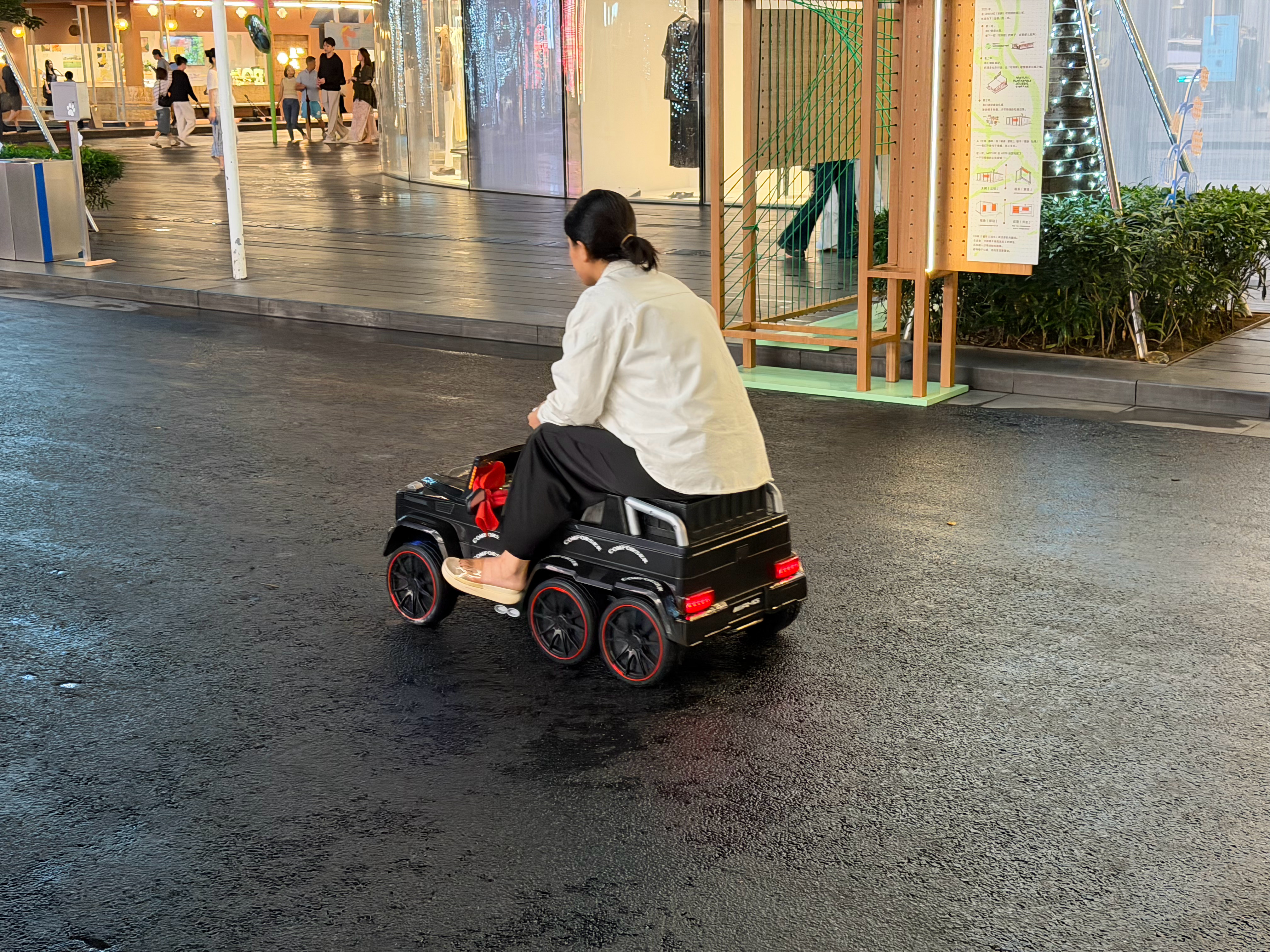 深圳还是太先进我家橙子也就开个敞篷大G人家开上6×6了而且家长还能一起开 深圳·