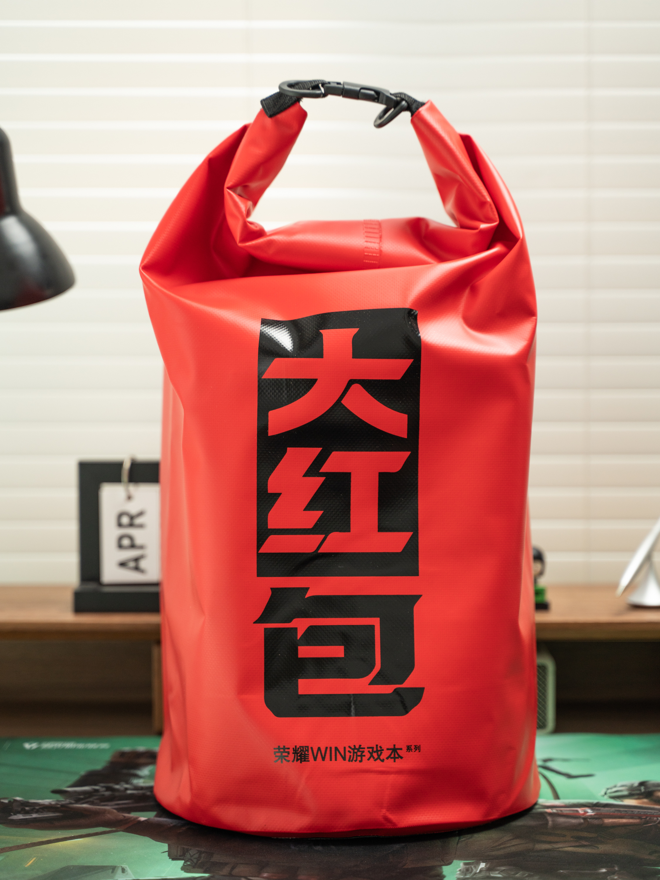 荣耀WIN游戏本系列的邀请函，是个大红包。赢者通吃，这里面的物料很多啊。真的有可