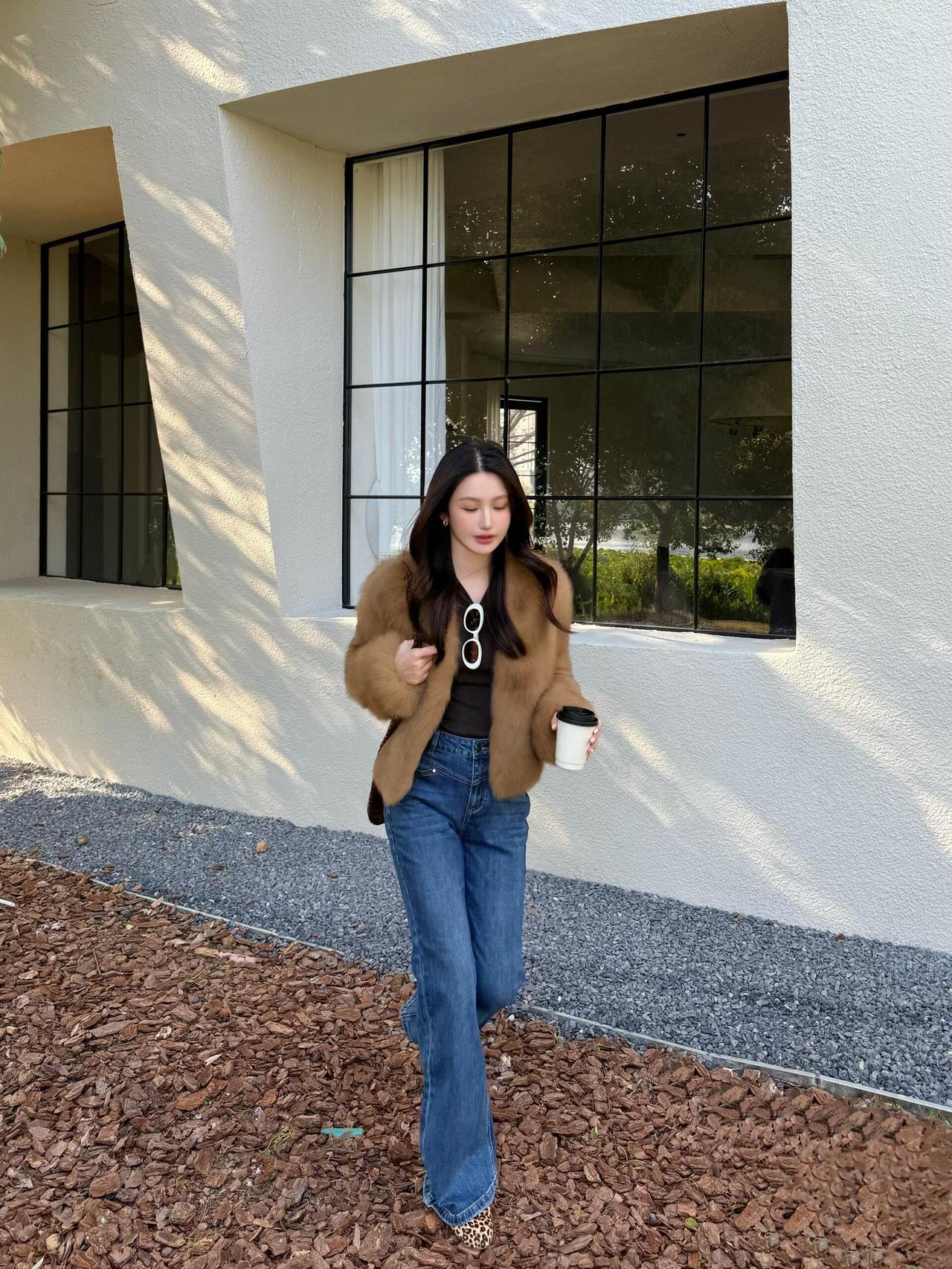 鹧鸪天·秋阳闲行
 
秋阳斜抹白墙腰，黑框窗棱映绿苗。
焦糖绒袄轻裹肩，牛仔蓝裤