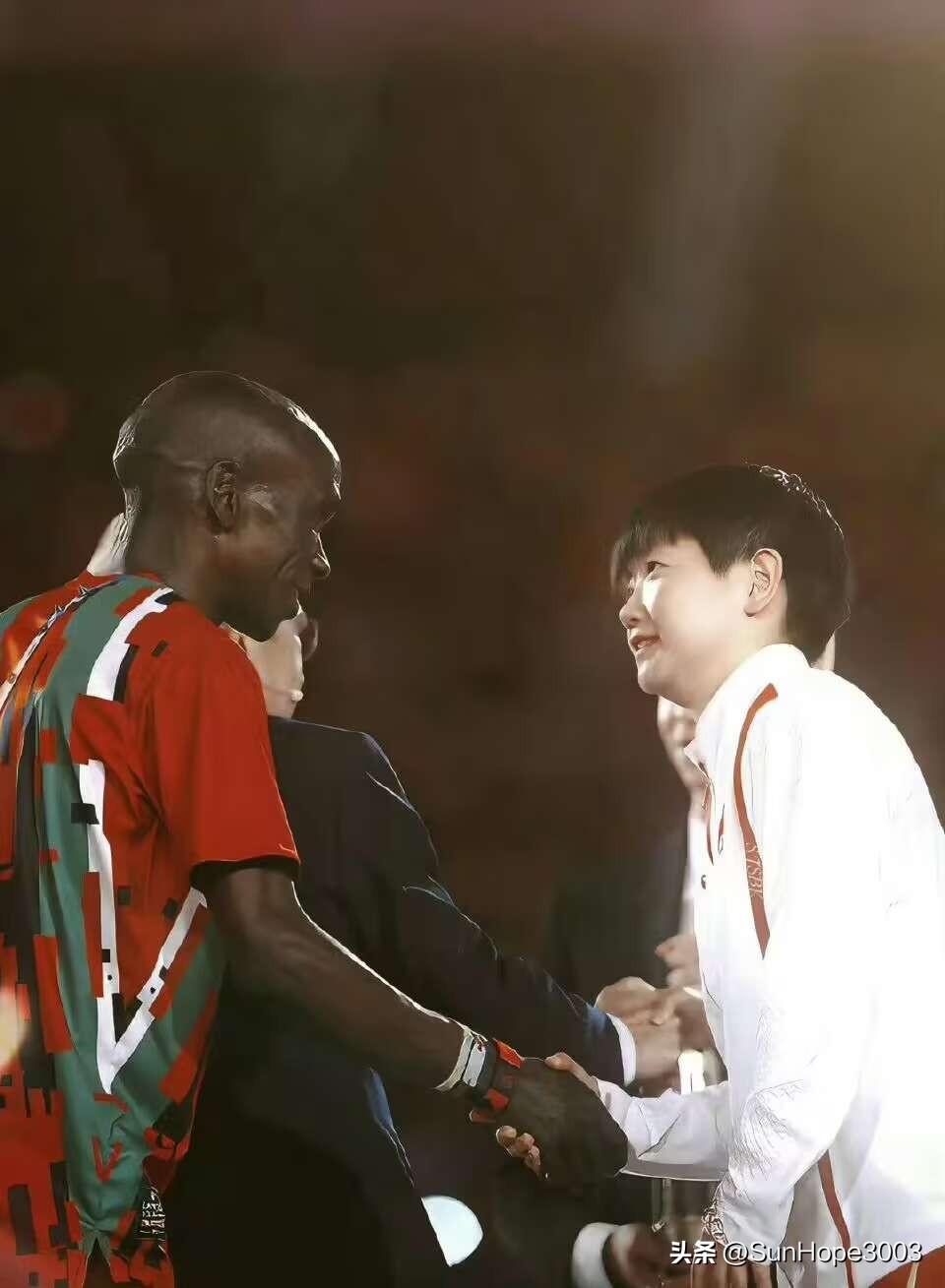 莎莎在巴奥闭幕式上握手的基普乔格来石家庄了，
虽然莎莎没有在石家庄，但是家乡的人