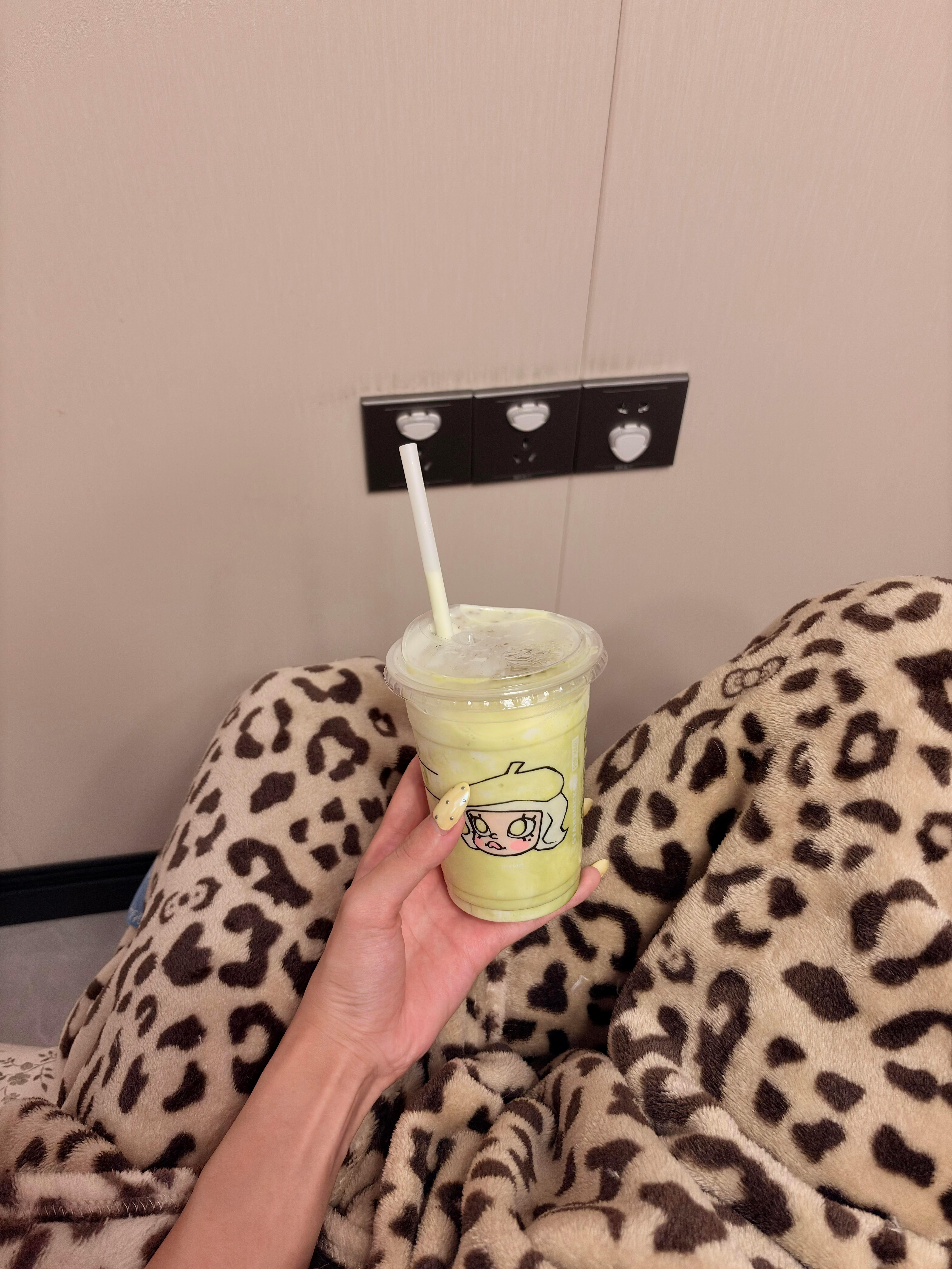 小时候最害怕闹钟,因为一响就要上学,长大了也最害怕闹钟,一响就要生活。 