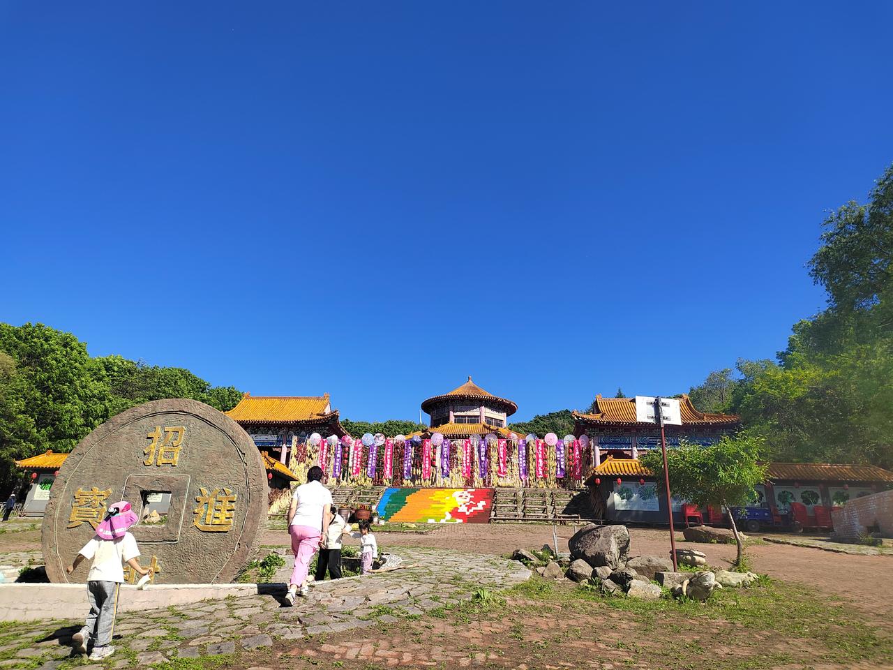 宾县的香炉山风景虽美，可这大热天排队取票真让人上火！有关部门希望可以整顿下！ 毕