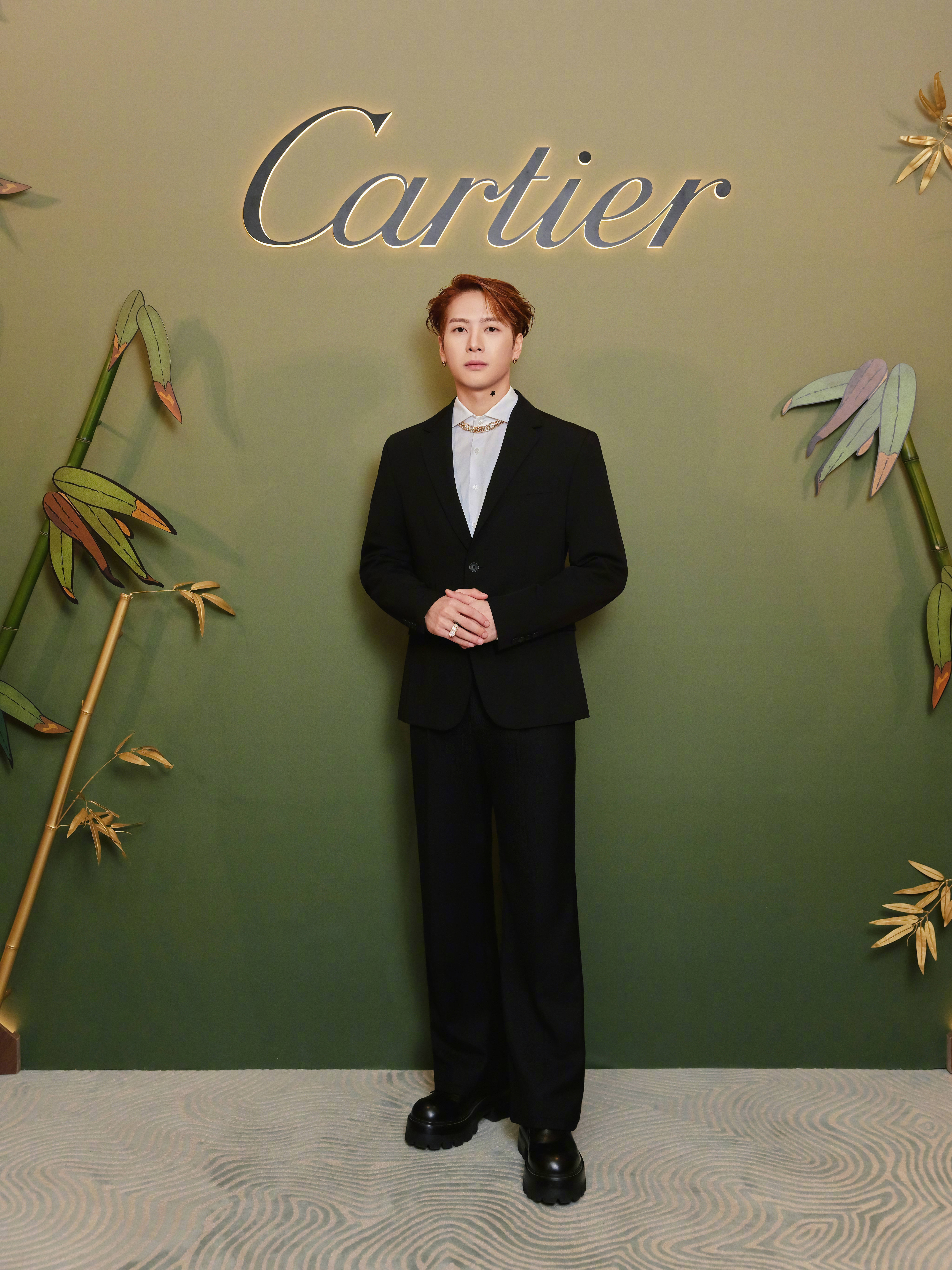 卡地亚品牌大使、音乐唱作人王嘉尔现身出席成都太古里精品店卡地亚Flora & F