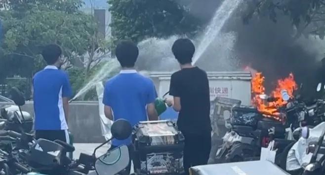 【路遇火情，深圳学子又又又出手了！】“太棒了靓仔们，有勇有谋”！近日，深圳街头