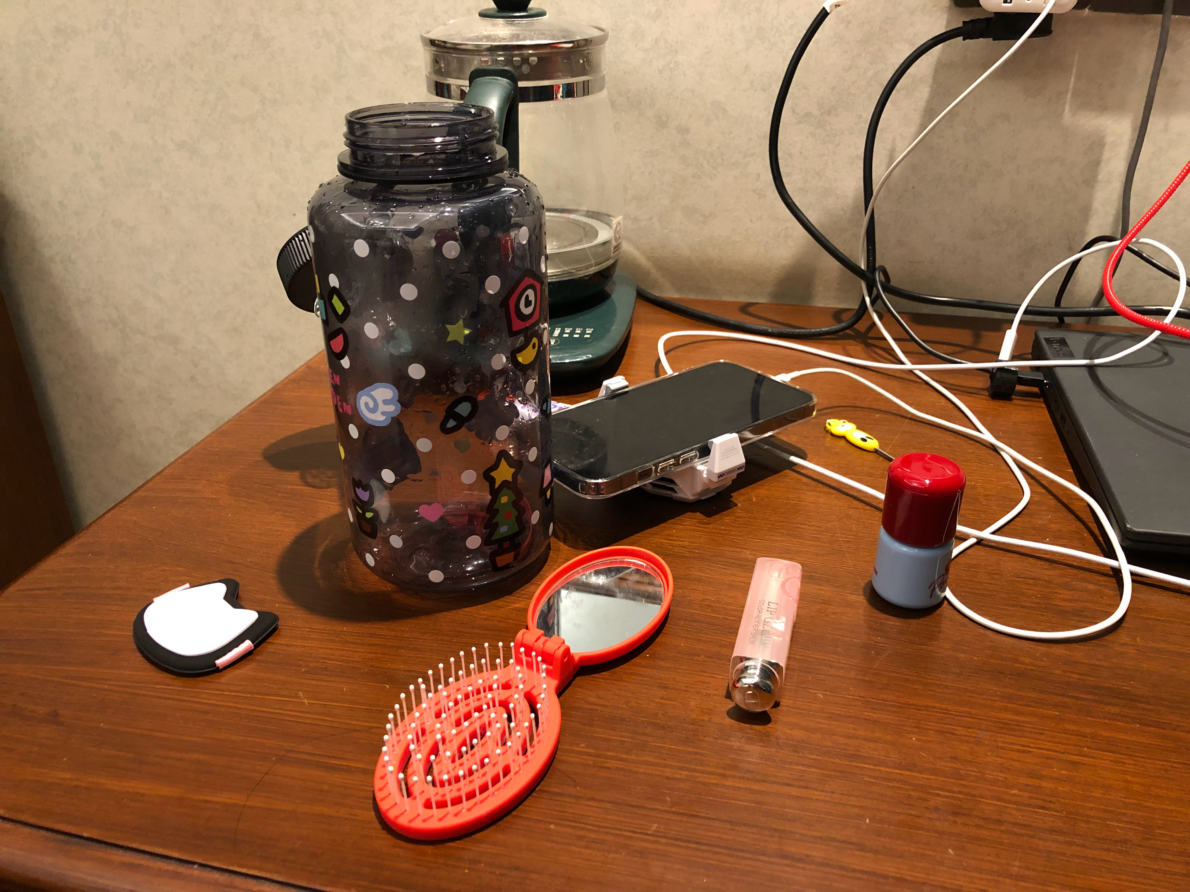 上嘴唇是某奥的经典变色唇膏，下唇是重点的可能照片看不出来重点直接从使用感和气味上