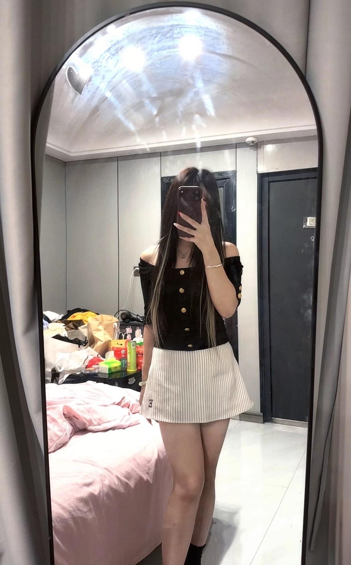 漂亮女孩镜中自拍。