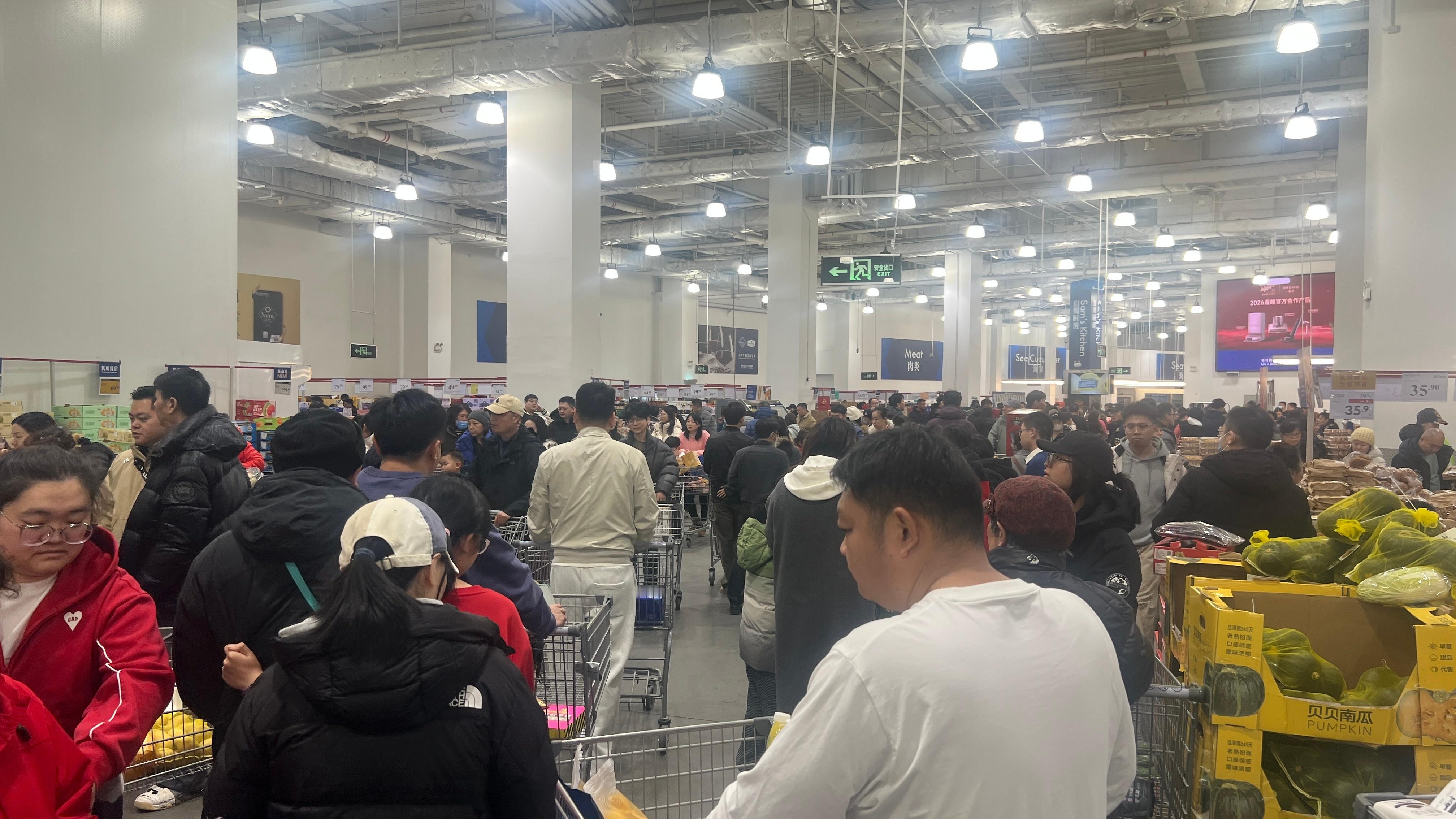 快过春节了，沃尔玛超市里人山人海，疯狂采购。