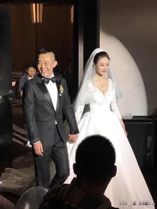侯勇老师真是艳福不浅，前两任妻子都是当红女星，演技好颜值高，比他还小很多岁。如今