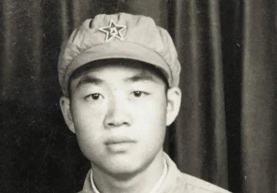 1951年朝鲜战场上，15岁的志愿军新兵张典文在擦拭火炮时，意外发现敌军阵地的新