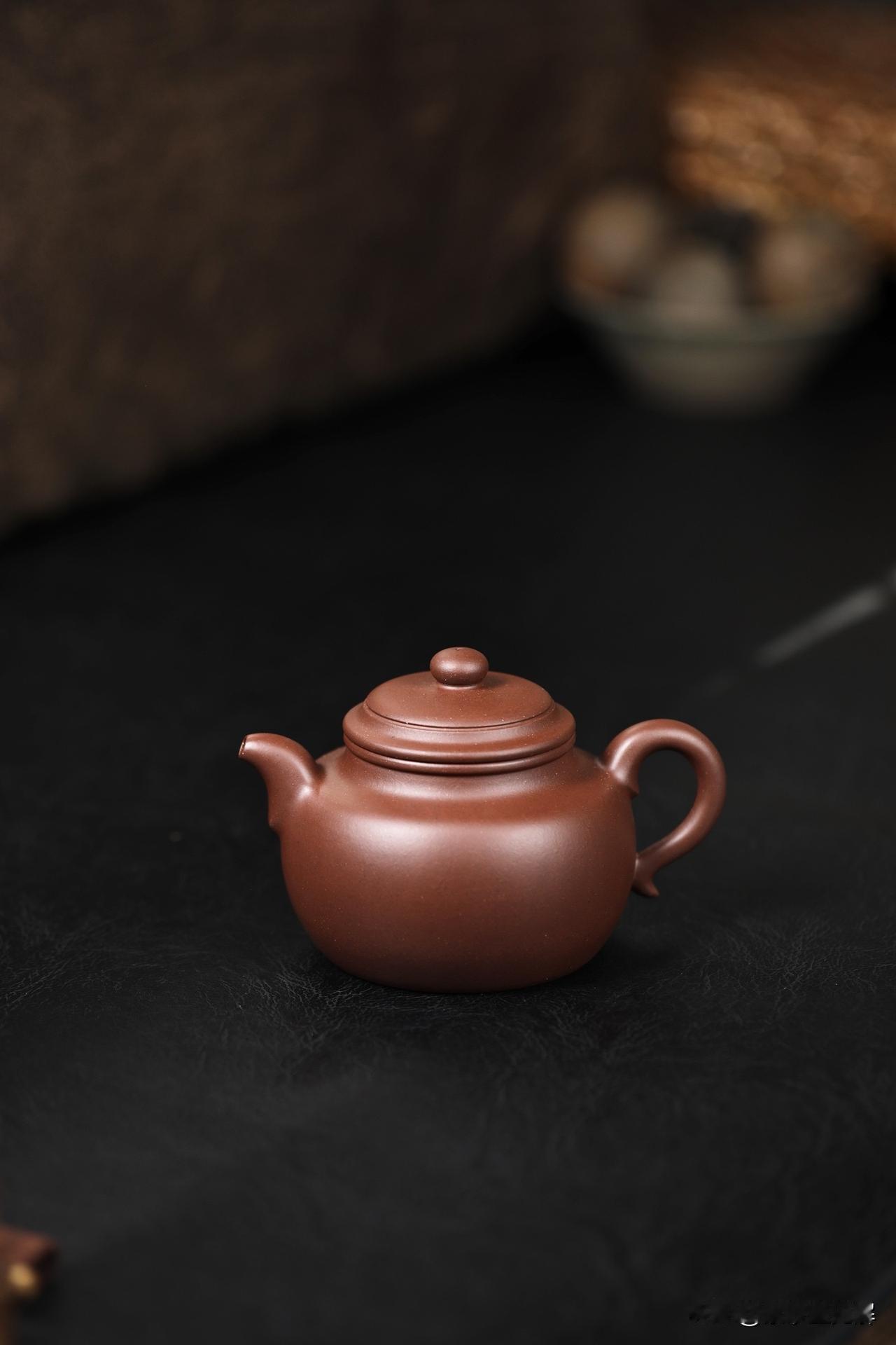 紫砂泥料陈腐，到底在“养”什么？
去年秋天，我去宜兴看一位做壶的朋友。他神秘兮兮