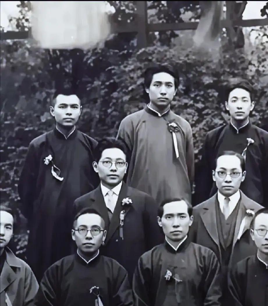 这是青年时期的毛主席（后排左二）的真实样貌，都看看吧，他面容端正，气宇不凡，令人