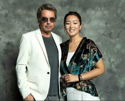 你发现没？巩俐嫁给大她17岁的米歇尔，像不像她给自己人生安排的一场“恰到好处的时