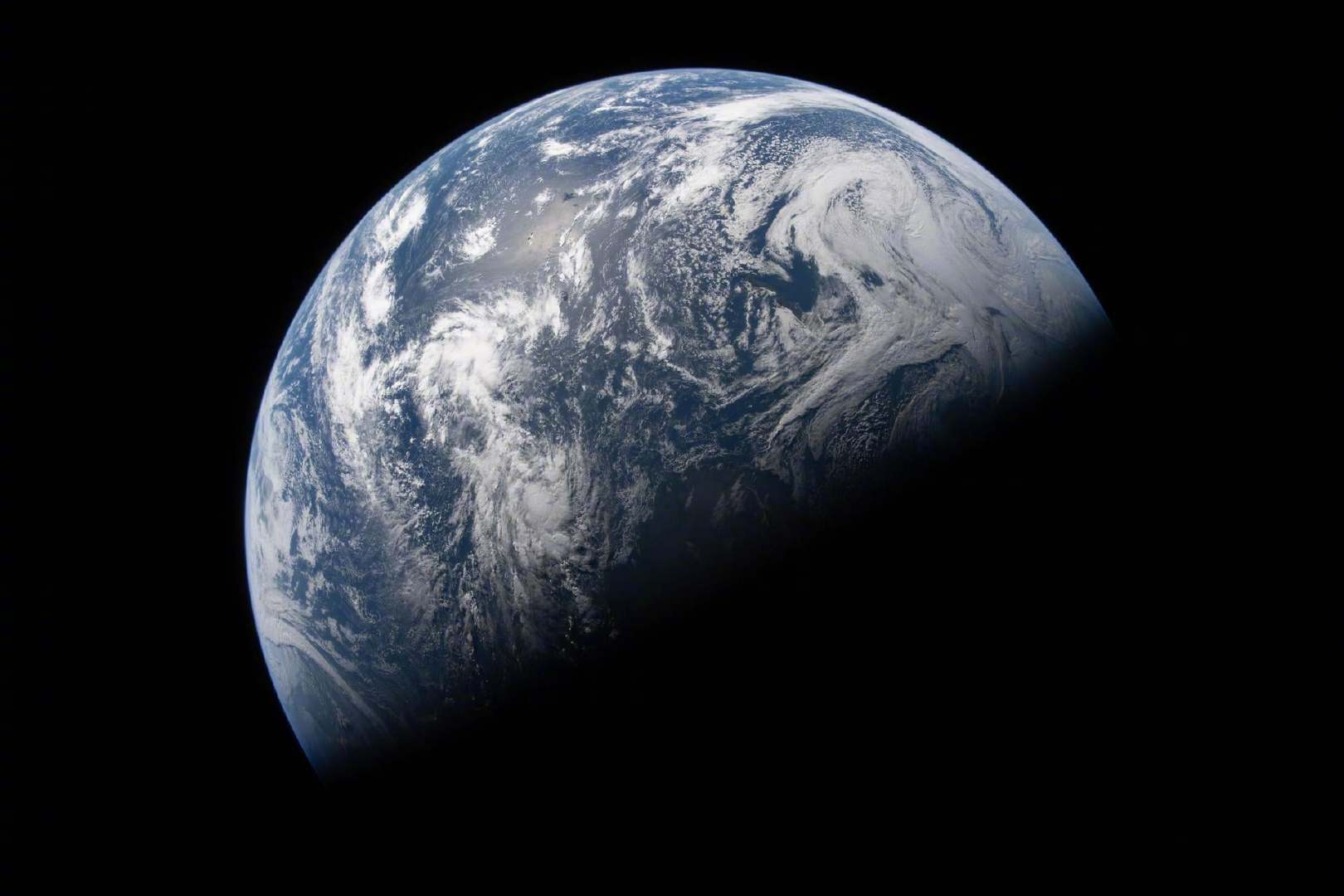 地球会翻身。每隔一段漫长的岁月，这颗行星的整个固体外壳，连同上面所有的大陆和海底
