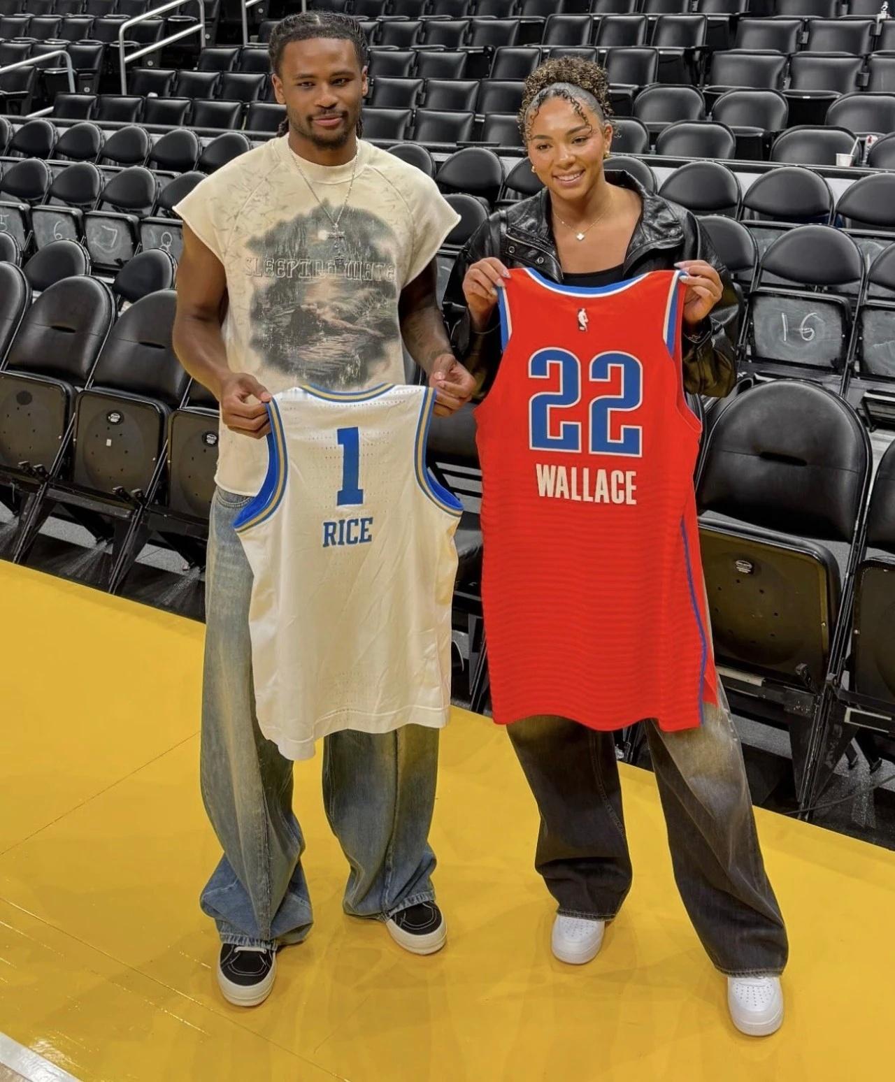 哈哈哈赛后卡森华莱士与女友kiki交换球衣！雷霆战胜湖人雷霆vs湖人雷霆