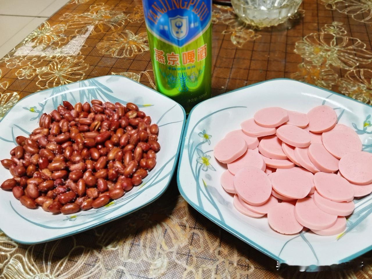 她出门第三天，老爸回家第一天，我下班回家做饭等着。
老爸今天回来，到家晚上八点多