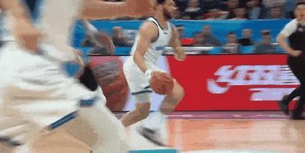 伤人了！韦瑟斯庞遭陈盈骏压膝痛苦倒地
4月14日，CBA常规赛北京与青岛的较量火