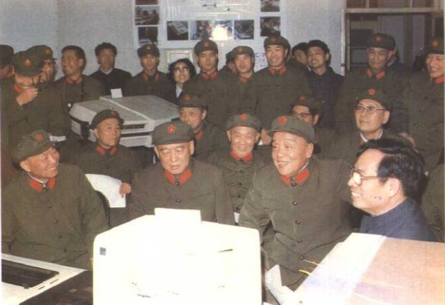 1984年刘志坚（左一）任政治学院院长兼政委时同杨尚昆、余秋里参观电化教学。