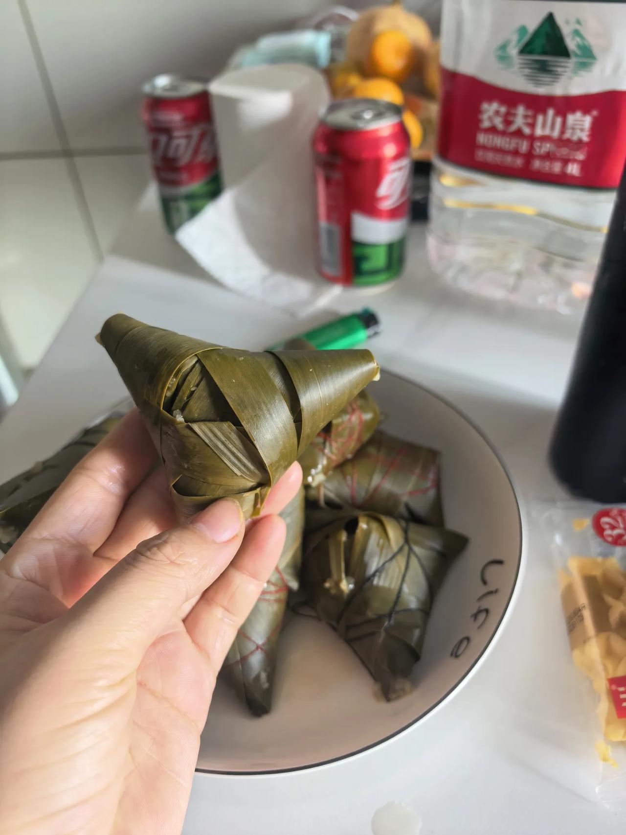 什么形状的都有，第一次包粽子也算成功了，虽然不太美观好歹漏米不严重。

女儿吃了