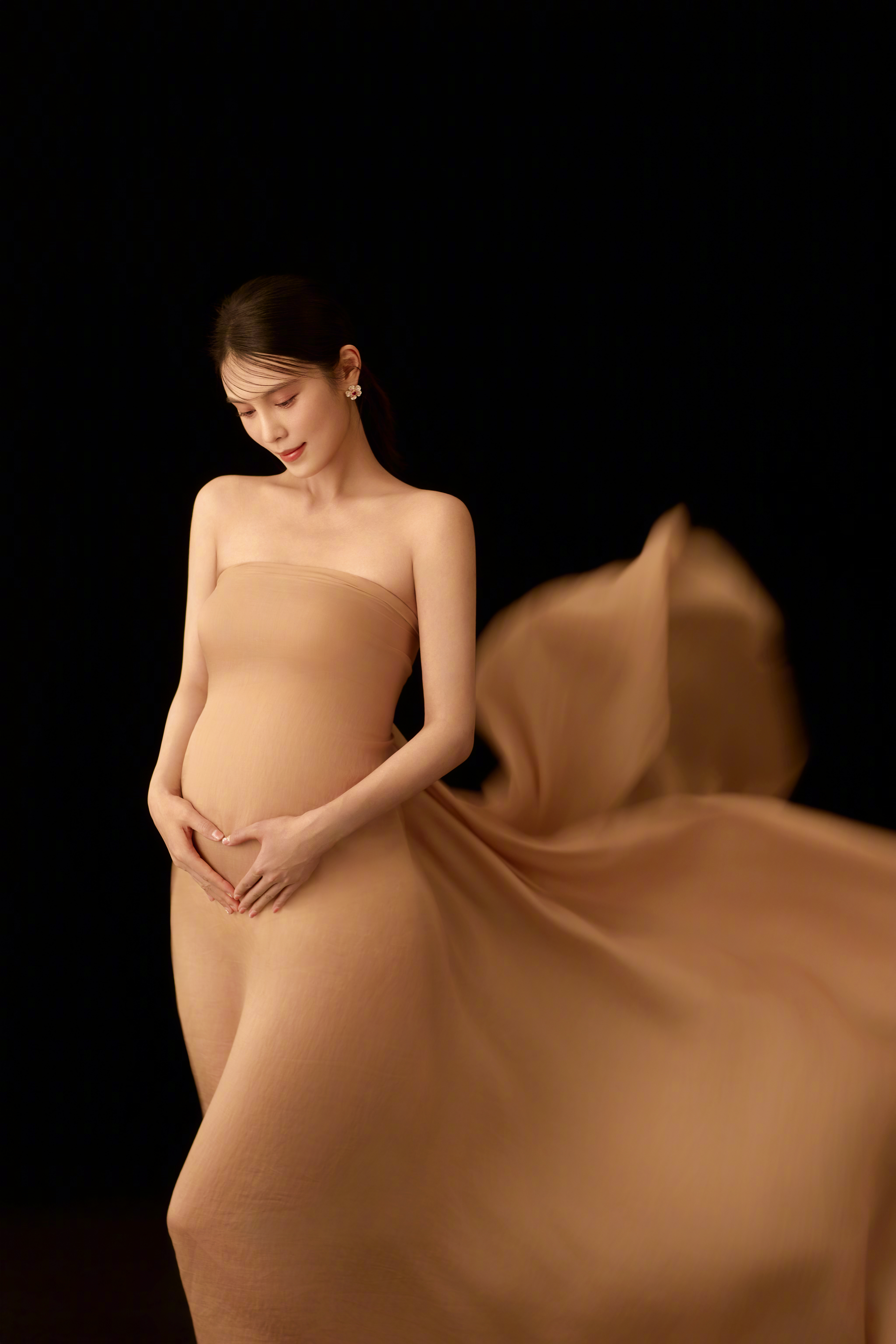 韩丹桐七夕官宣生女韩丹桐当妈七夕宣布生女动态，用一组成长纪实影像记录从孕期到女儿