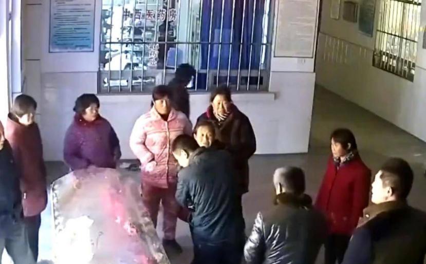 “羊水浑浊，必须入院！”2016年，安徽一产妇产检时，医生郑重建议，但她借口溜回