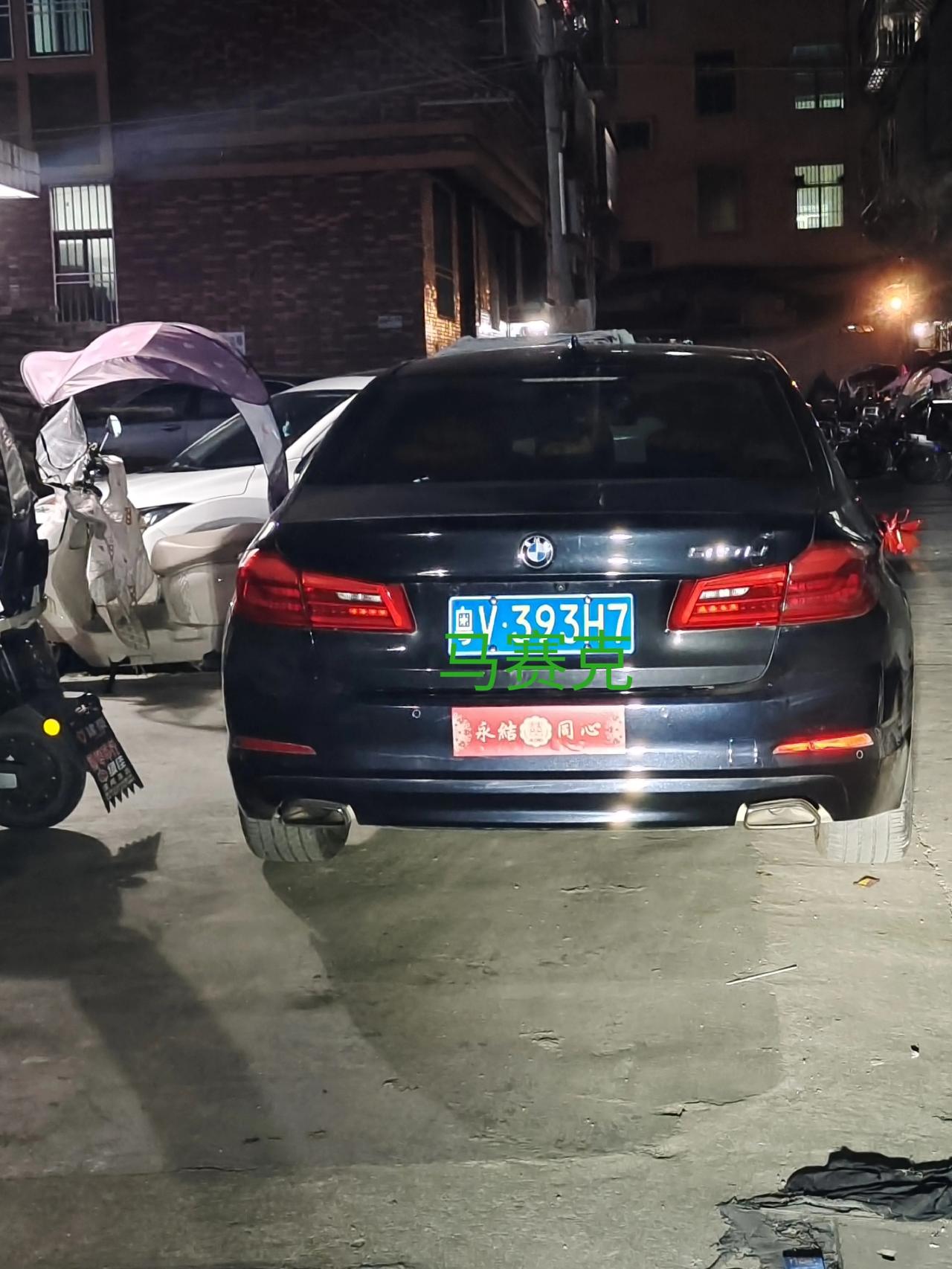 这辆车在消失了两天后，又一如既往的回到出行通道乱停乱放！这位车主再次将爱车停在了
