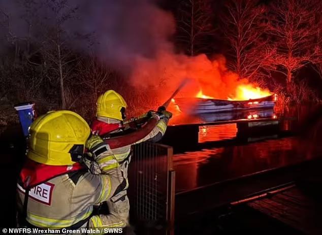 【一艘船在码头爆炸、另一艘船起火，两人被紧急送往医院，一条狗死亡】英国：码头上一