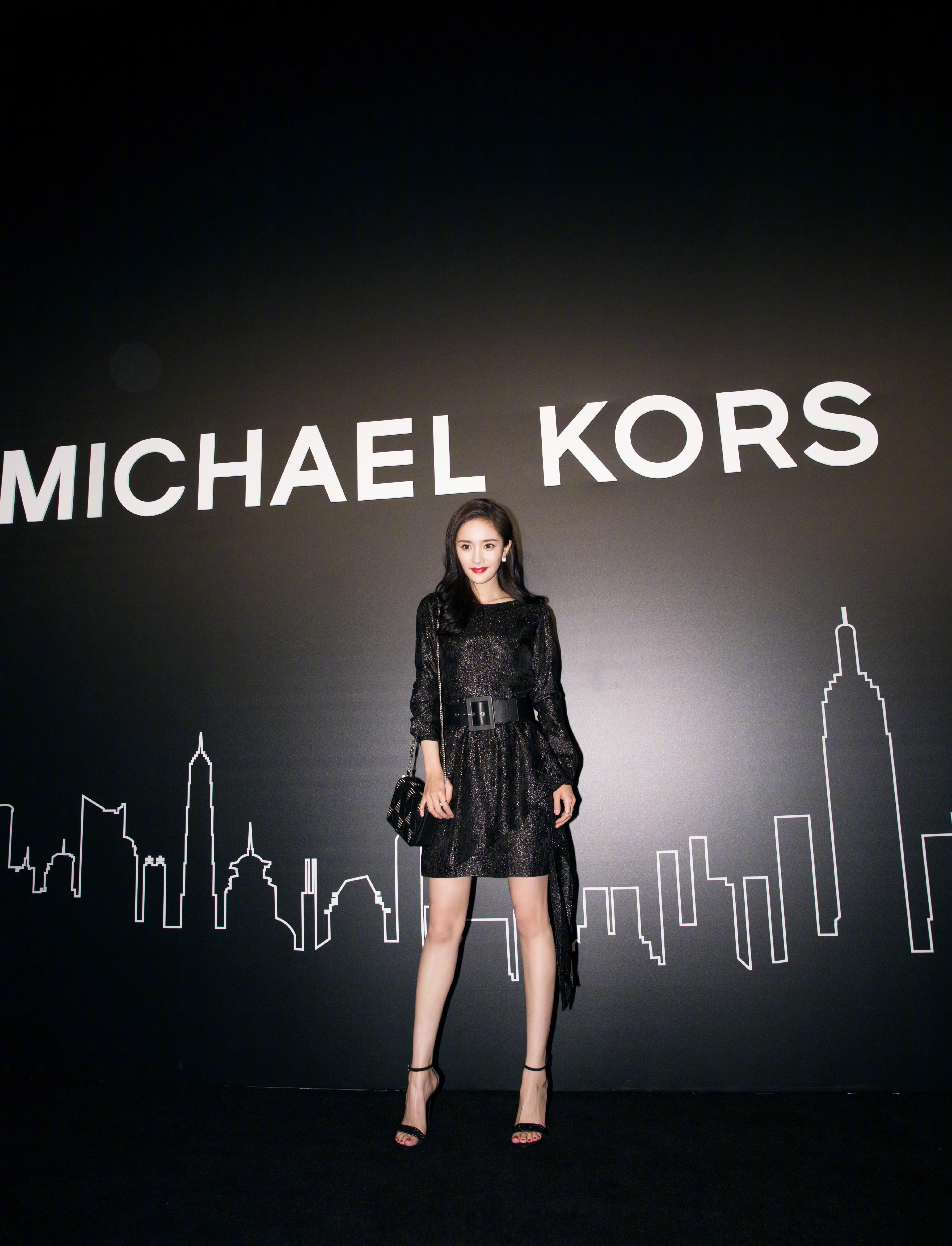 杨幂红唇黑裙大长腿 ​​​