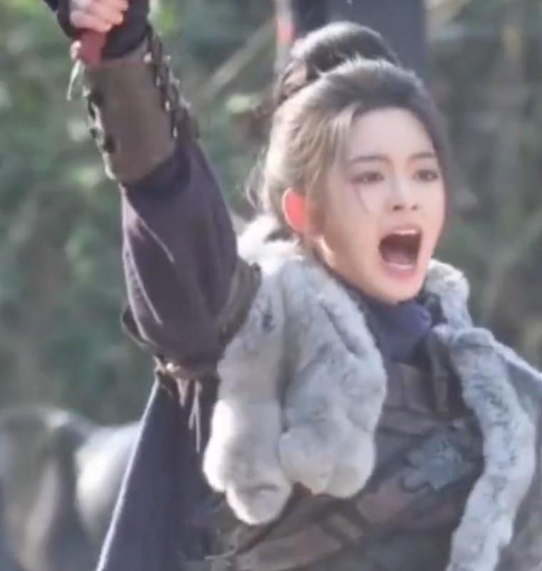 黄杨钿甜情绪失控自曝“天价耳环”内幕，主要表示自己就是被冤枉的！
 
“你奈我何